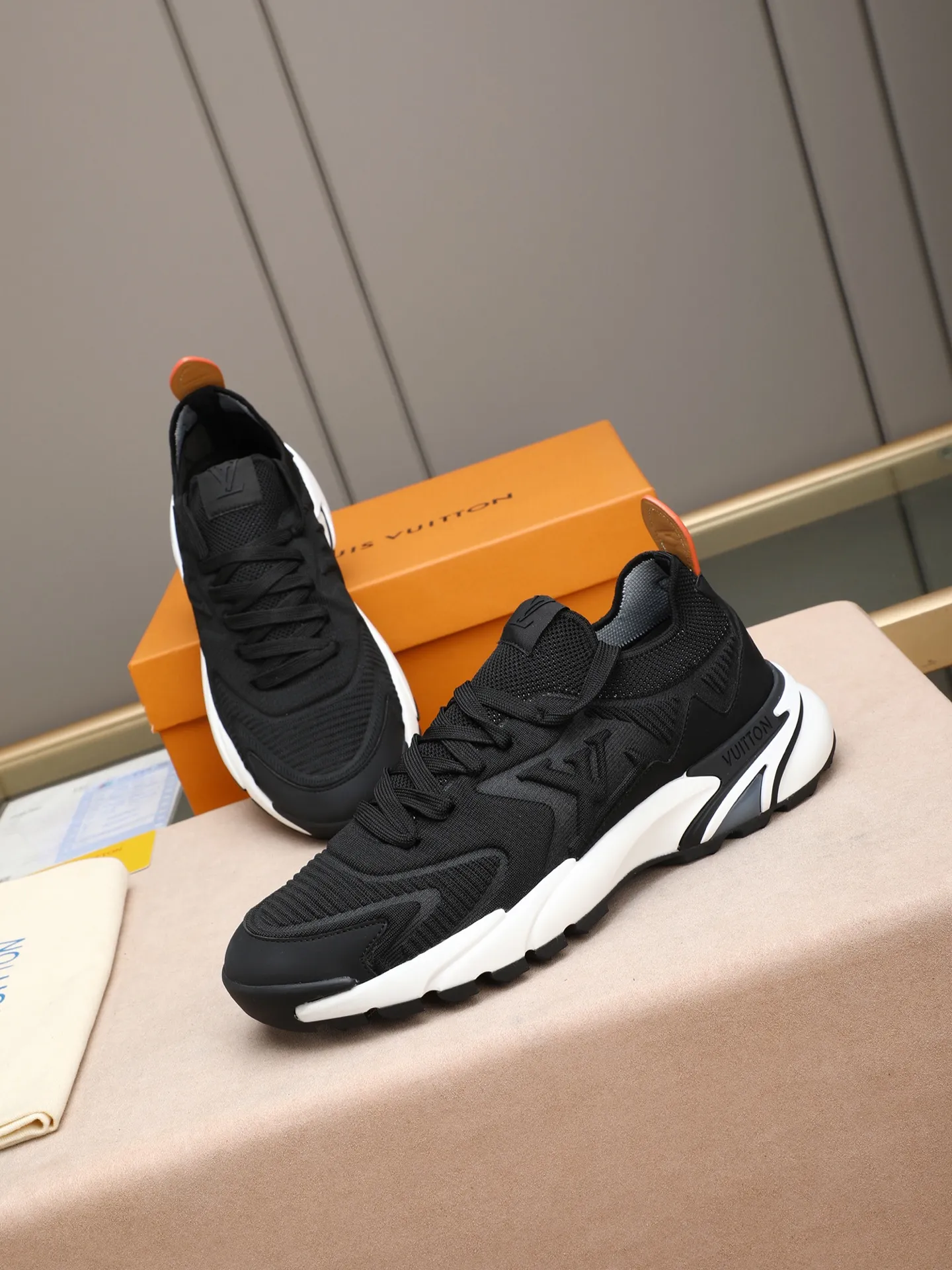 Men's Men's Shoes 💰580 LV Louis Vuitton L Jialu Brand Runner Tatic Series Thick Sole Casual Sports Shoes Running Shoes Original purchase, development and production This LV Runner Tatic sports shoe is blended with fly woven fabric material to interpret the inspiration of traditional mountaineering shoes. The LV letters are written on one side, the Louis Vuitton logo, and the light and wear-resistant rubber outsole completes the whole package. The delivery counter is exquisitely packaged🛍📦 ▪️Fabrics: Original imported custom fly-woven fabric ▪️Inner lining: Original custom-made breathable mesh ▪️Sole: Original open-molded anti-slip rubber combination material ▪️Sole thickness: 4CM ▪️Size: Men's 38-44 (45 custom-made)
